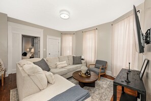 Living area - Charming 3-bedroom house with WiFi, AC in fabulous Cleveland (Cleveland)