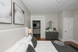 3 bedrooms, iron/ironing board, WiFi, bed sheets - Charming 3-bedroom house with WiFi, AC in fabulous Cleveland (Cleveland)