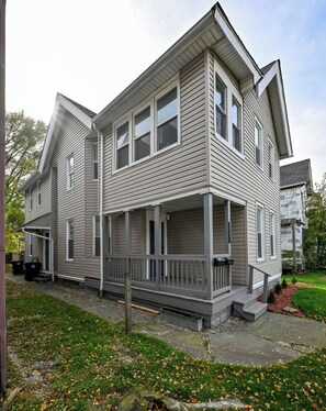 Exterior - Charming 3-bedroom house with WiFi, AC in fabulous Cleveland (Cleveland)