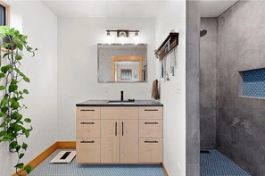 Douche, sèche-cheveux, bidet, serviettes fournies