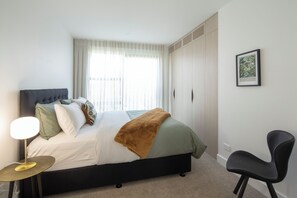 3 chambres, bureau, fer et planche à repasser, lit parapluie