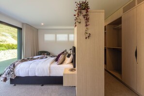 3 Schlafzimmer, Schreibtisch, Bügeleisen/Bügelbrett, Reisekinderbett