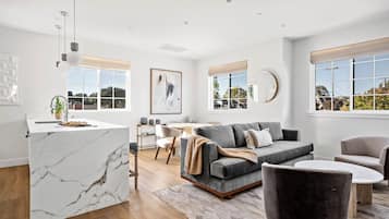 Smart-tv, eldstad och böcker