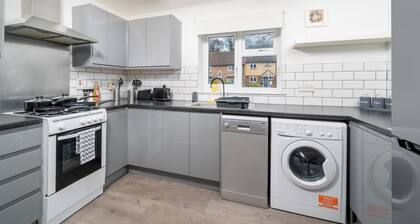 Pet-Friendly 1-Bedroom Apartment in Crawley