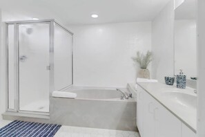 Een haardroger, handdoeken