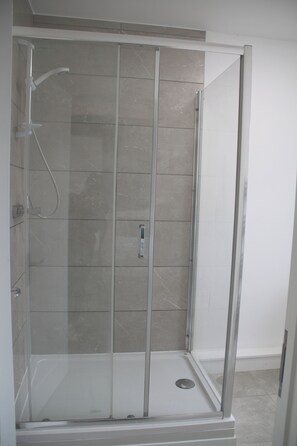 Shower, hair dryer, towels - East Street Haven - Modern Apartment in Colchester (Colchester)