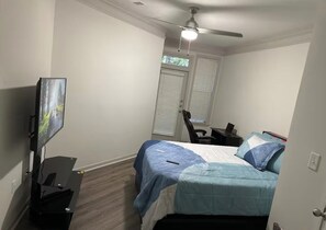 1 dormitorio, tabla de planchar con plancha, wifi y ropa de cama