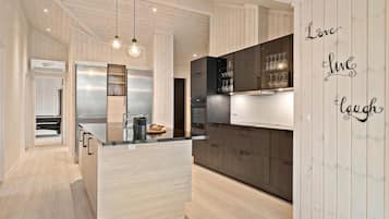 Kylskåp, ugn, diskmaskin och kaffe- och tebryggare