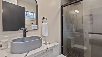 Douche, sĂšche-cheveux, serviettes fournies, savon