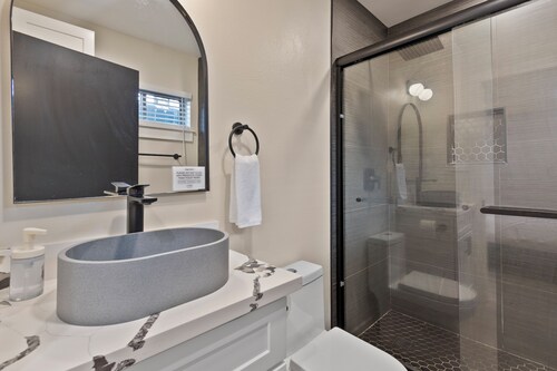Luxury 1BR Suite in the Heart of Montrose - Minutes from Med Ctr and Downtown