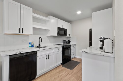 Luxury 1BR Suite in the Heart of Montrose - Minutes from Med Ctr and Downtown