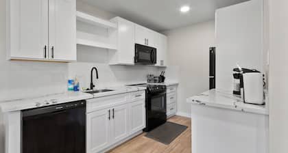 Luxury 1BR Suite in the Heart of Montrose - Minutes from Med Ctr and Downtown