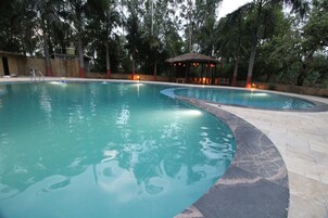 Una piscina al aire libre