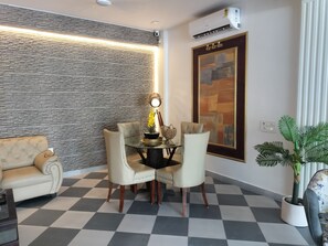 Coin salon dans le hall