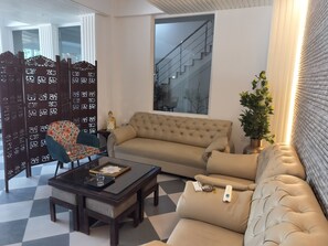 Lobby sitting area - Saffron Inn  (Greater Noida)