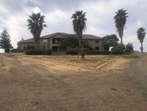 Exterior - Relax on 475 acre scenic ranch, 4-Bed/BR, Surrounded by Nature, 1.5hr -Yosemite. (Le Grand)