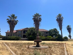 Exterior - Relax on 475 acre scenic ranch, 4-Bed/BR, Surrounded by Nature, 1.5hr -Yosemite. (Le Grand)