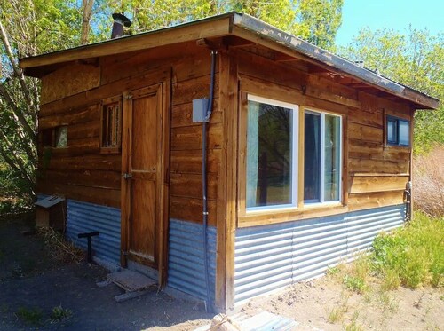 Cozy Rose Cabin in charming Surprise Valley with WiFi access