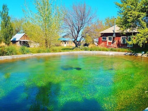 Cozy Rose Cabin in charming Surprise Valley with WiFi access