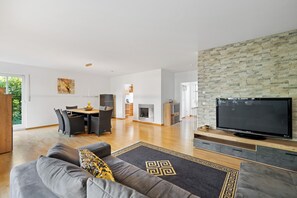 Smart TV - Bright 3-room maisonette apartment with 2 terraces near Schön Klinik Vogtareuth (Stephanskirchen)