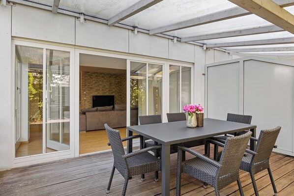 Outdoor dining - Bright 3-room maisonette apartment with 2 terraces near Schön Klinik Vogtareuth (Stephanskirchen)