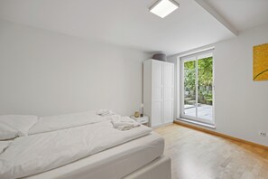 2 bedrooms, iron/ironing board, WiFi, bed sheets - Bright 3-room maisonette apartment with 2 terraces near Schön Klinik Vogtareuth (Stephanskirchen)