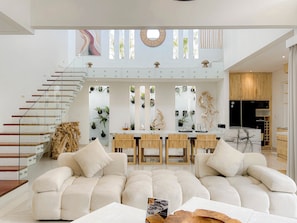 Vila, vista para a piscina | Área de estar | TV de tela plana