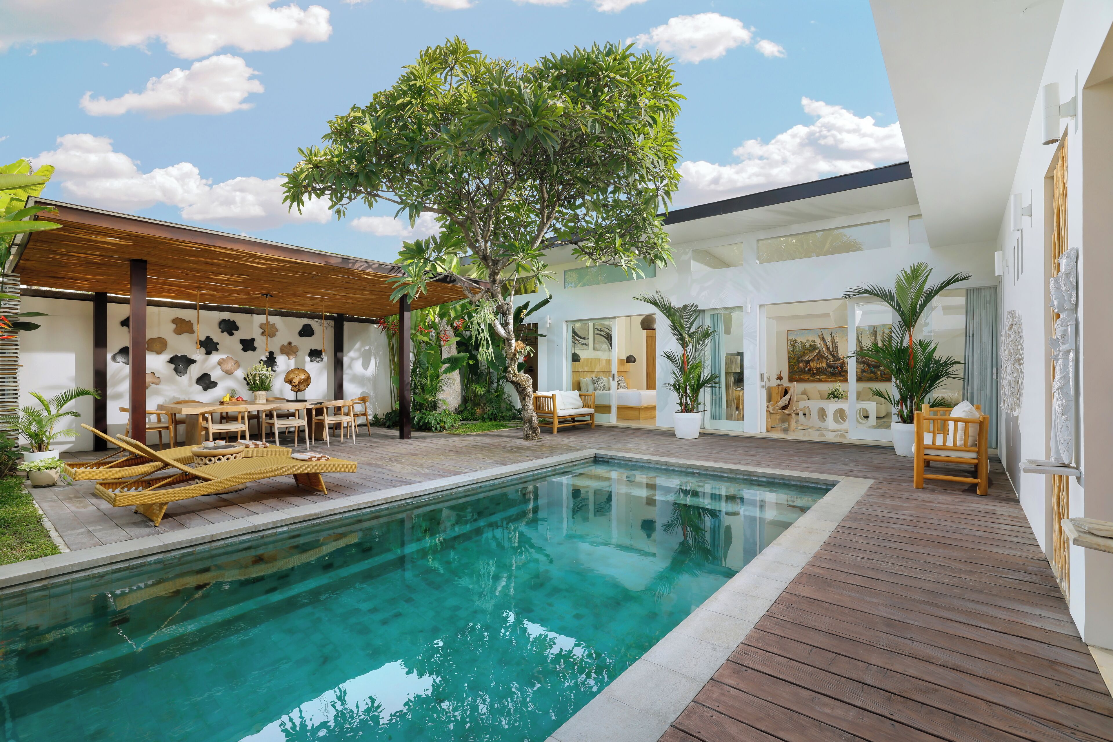 สระว่ายน้ำกลางแจ้ง