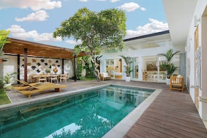 Una piscina al aire libre