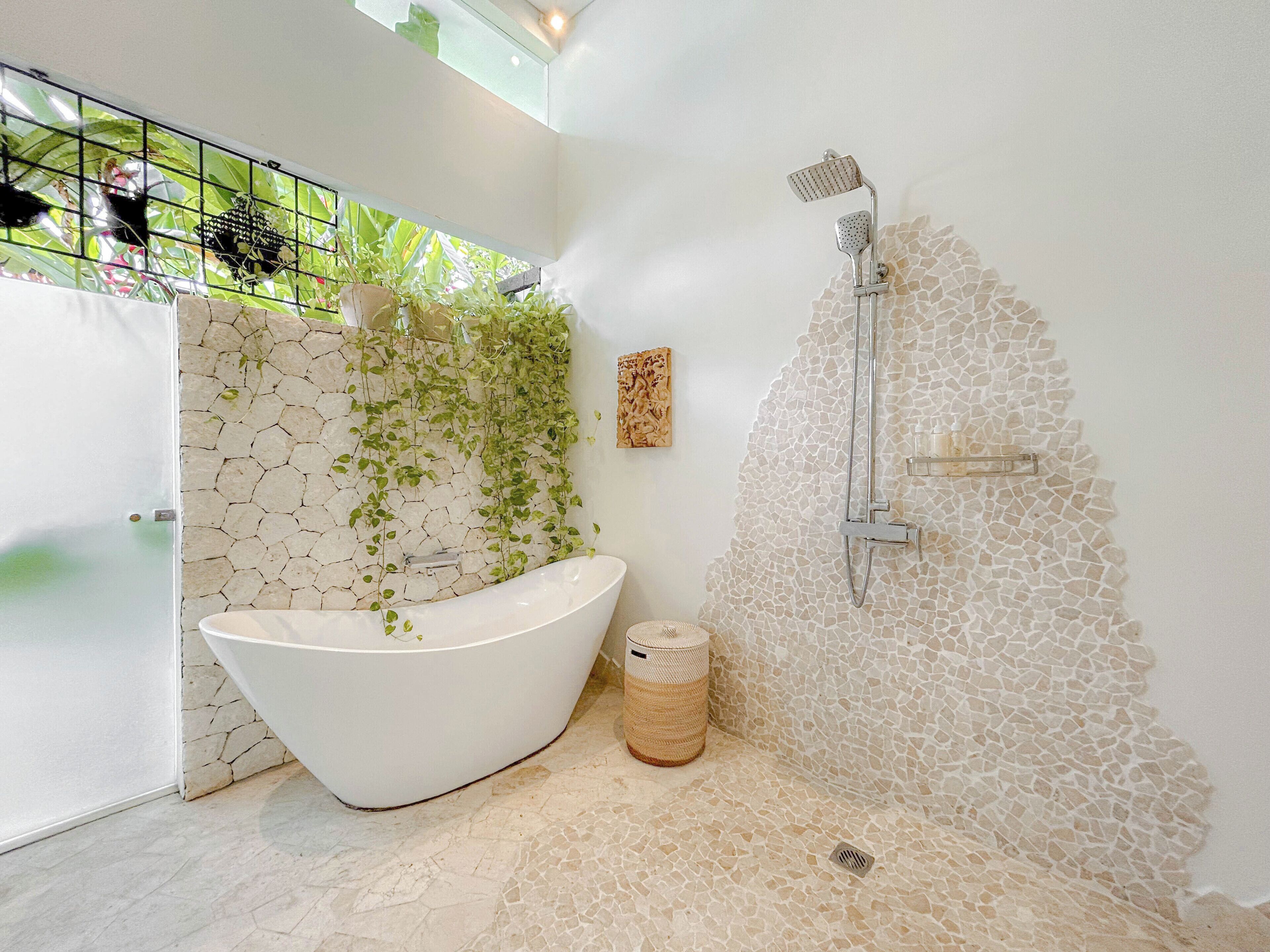Vila, vista para a piscina | Banheiro | Produtos de toalete grátis, sabonete, shampoo, papel higiênico