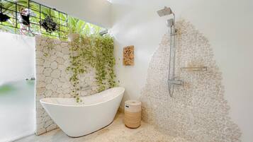 Vila, vista para a piscina | Banheiro | Produtos de toalete grátis, sabonete, shampoo, papel higiênico