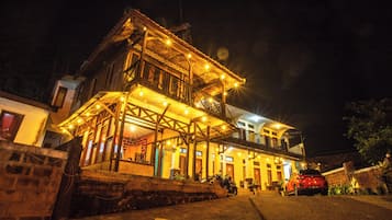 Fassade der Unterkunft – Abend/Nacht