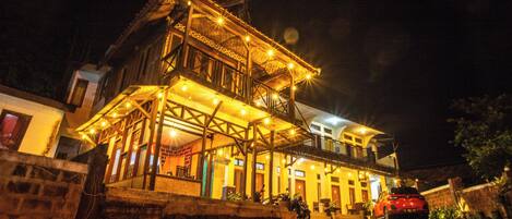 Voorkant accommodatie - avond/nacht