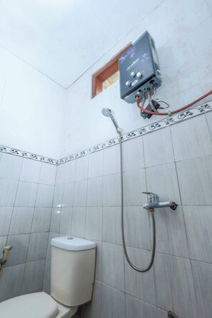 Shower, towels, soap, shampoo - ARBA Artana & Chipsari Hotel Pangalengan (Pangalengan)