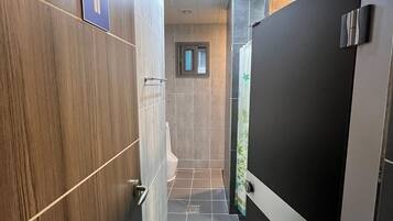 Sèche-cheveux, serviettes fournies, savon, papier toilette