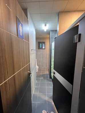 Hårtork, handdukar, tvål och toalettpapper