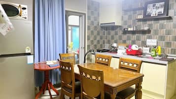 Tủ lạnh, lò vi sóng, dụng cụ nấu nướng/bát dĩa/dao nĩa