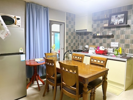 Refrigerador con congelador, microondas y utensilios de cocina