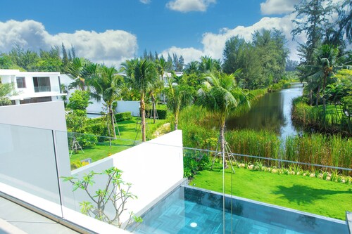 Luxury 4 Bedrooms Riverfront Villa Sanctuary Ho Tram- Cooking,BBQ & Pets allowed
