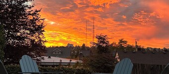 Charming Madrona Stay • Walk to Lake & Cafes, Shops, A/C • Parking
