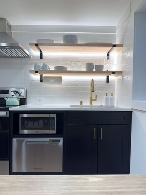 Geladeira, micro-ondas, fogão, cooktop