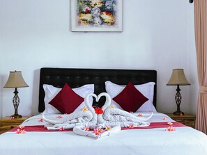 豪華雙人房, 陽台, 花園景觀 | 書桌、免費無線上網