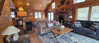 Wandering Woods | Dog-Friendly 3BR Escape w/ Hot Tub & Large Yard