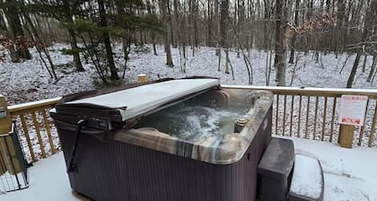 Wandering Woods- Dog-friendly 3 bedroom home with lake access and hot tub!