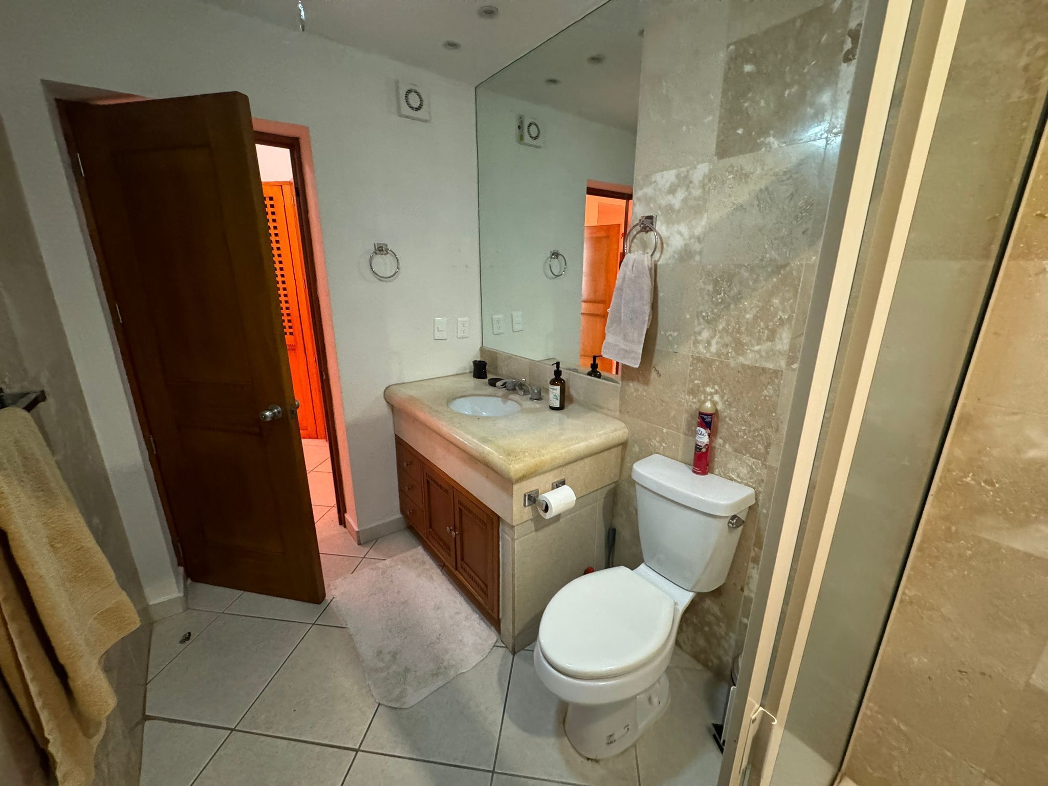 Un baño con inodoro, lavabo y espejo.