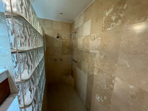 Douche, serviettes fournies, savon, papier toilette