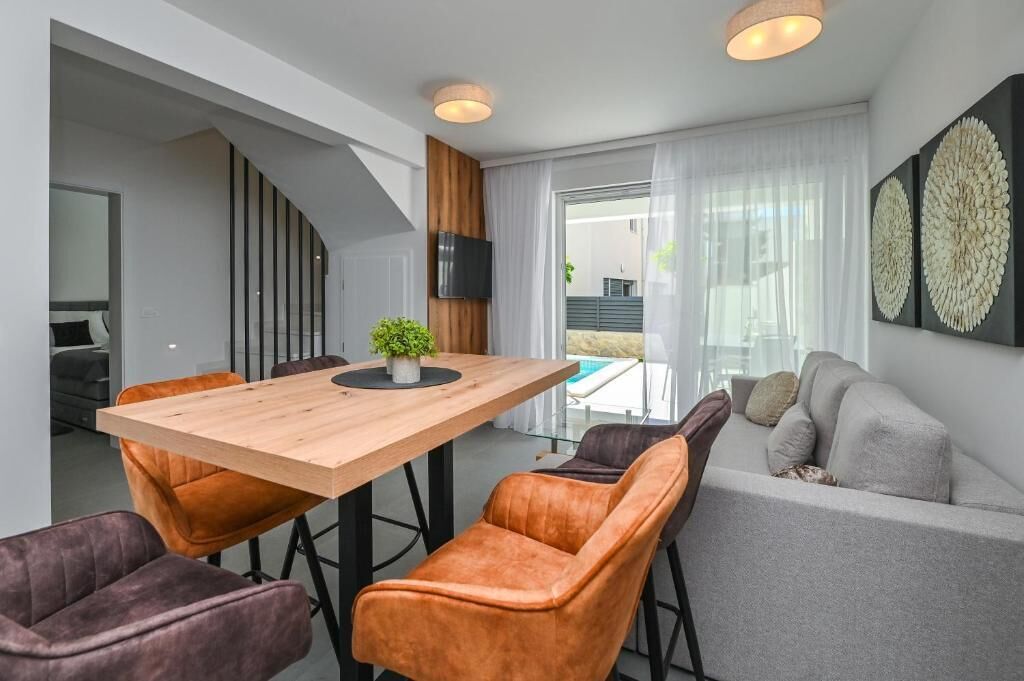 Apartamento superluxo, 3 quartos, piscina particular | Área de estar | TV 32 polegadas com canais via satélite