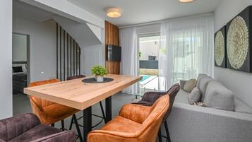 Apartamento superluxo, 3 quartos, piscina particular | Área de estar | TV 32 polegadas com canais via satélite