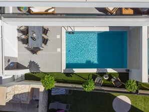 Piscine extérieure en saison, chaises longues