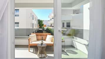 Luxury Apartment, 3 Bedrooms, Private Pool | Balcony